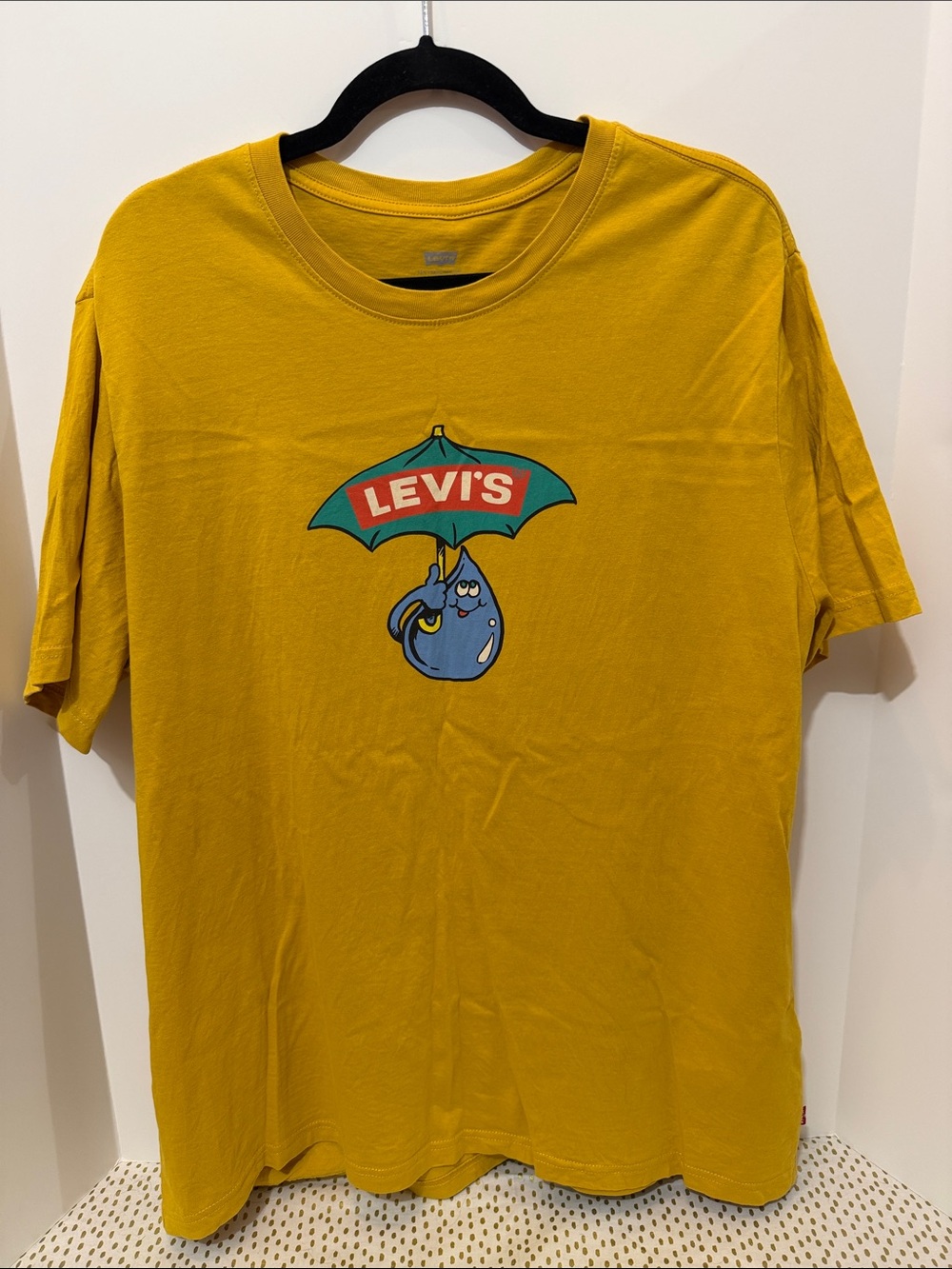 Levi's Men's Yellow Graphic Tee with Umbrella Logo